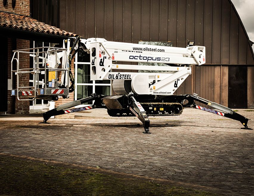 Octopus 23 with extended outriggers